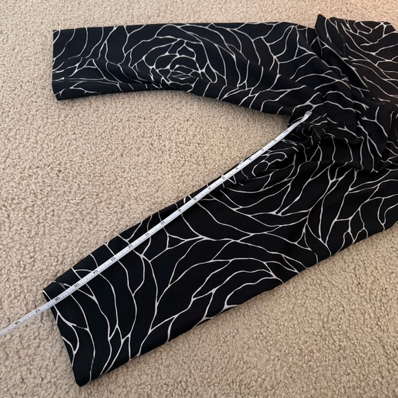 lululemon athletica Black and White Pattern Cropped Leggings - Picture 6 of 10